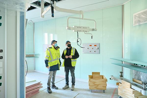 Deux hommes inspectant une installation dans l'hôpital