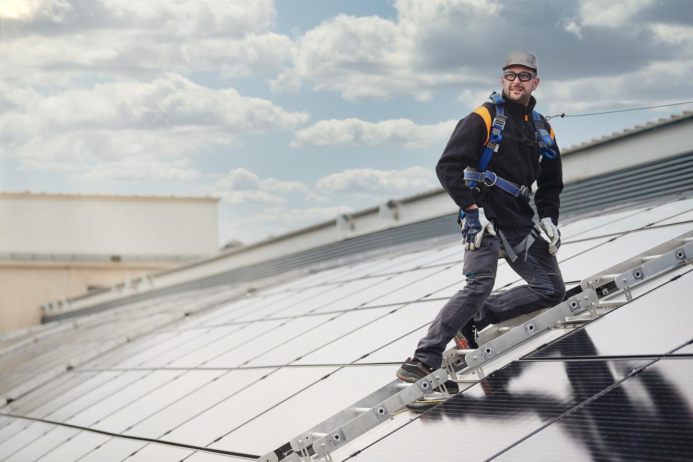 Technicien sur toiture photovoltaique