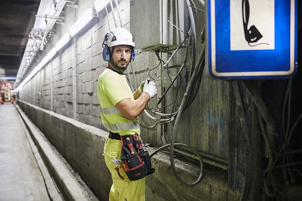 Ouvrier branchant des installations dans le tunnel