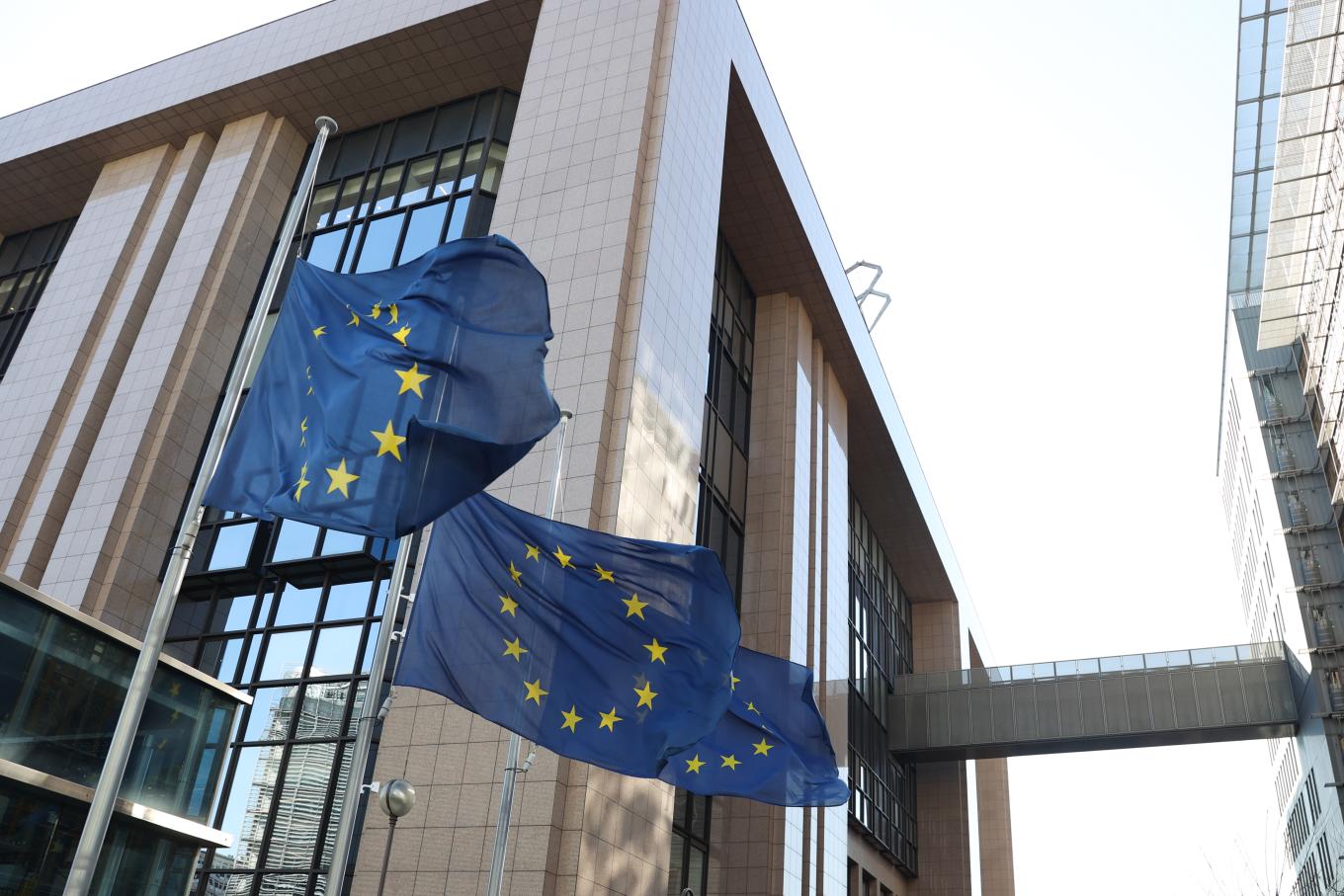 Equans-institutions-europeennes-drapeaux-EU