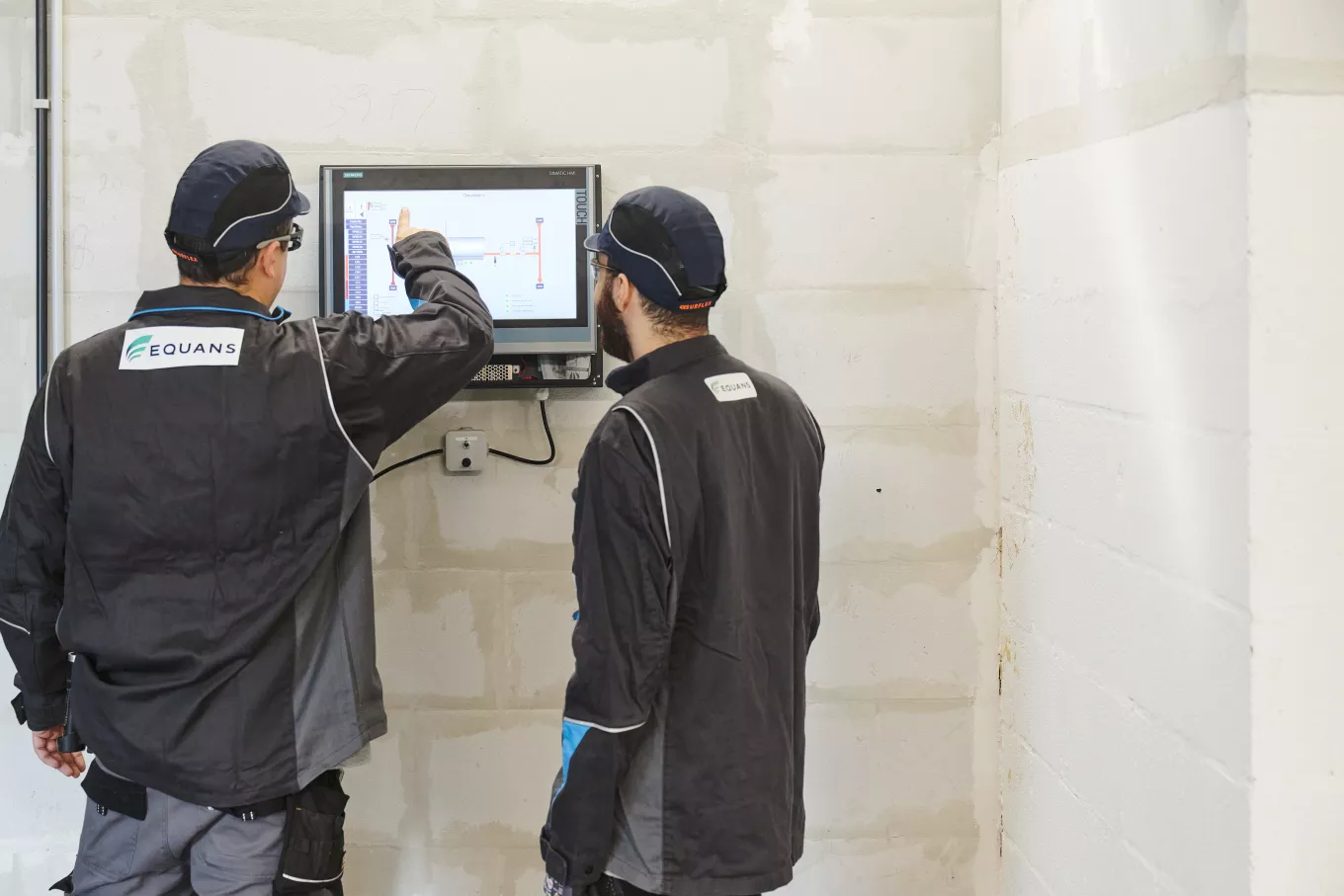 2 techniciens Equans vérifient une installation