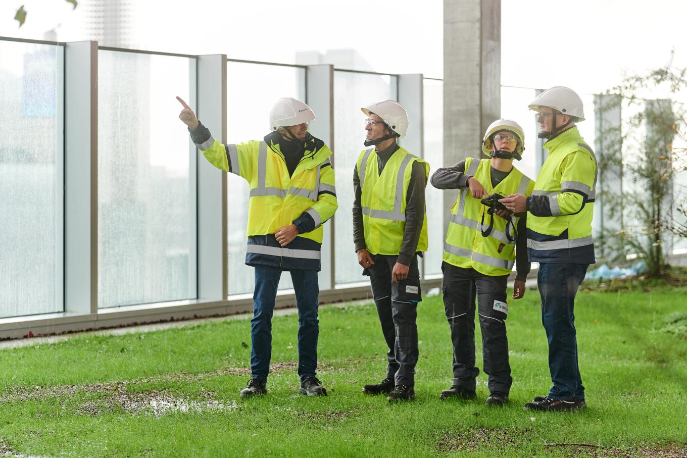 4 projects managers d'Equans sur une terrasse du ZIN à Bruxelles