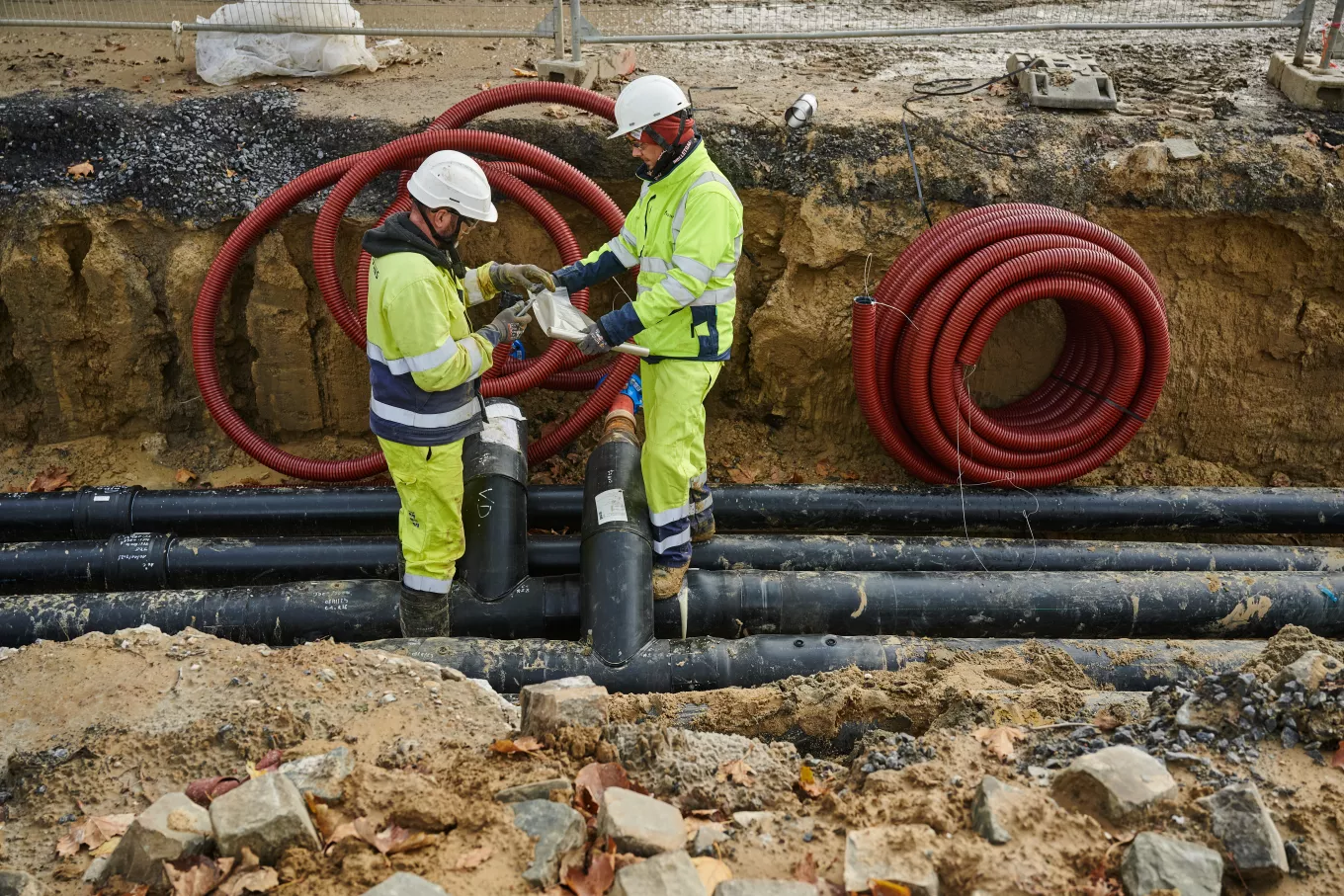 2 ouvriers d'Equans travaillant au réseau de chaleur Usquare