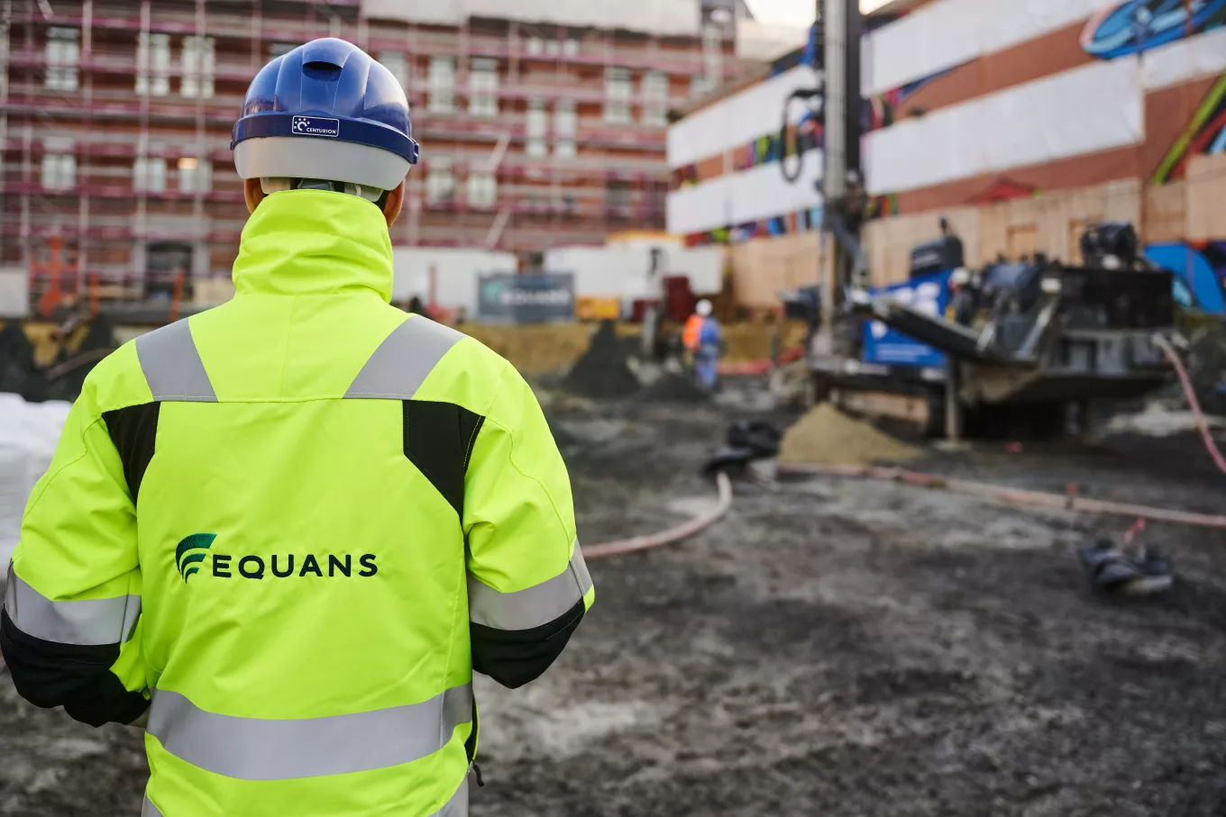 ouvrier Equans de dos sur le chantier Usquare