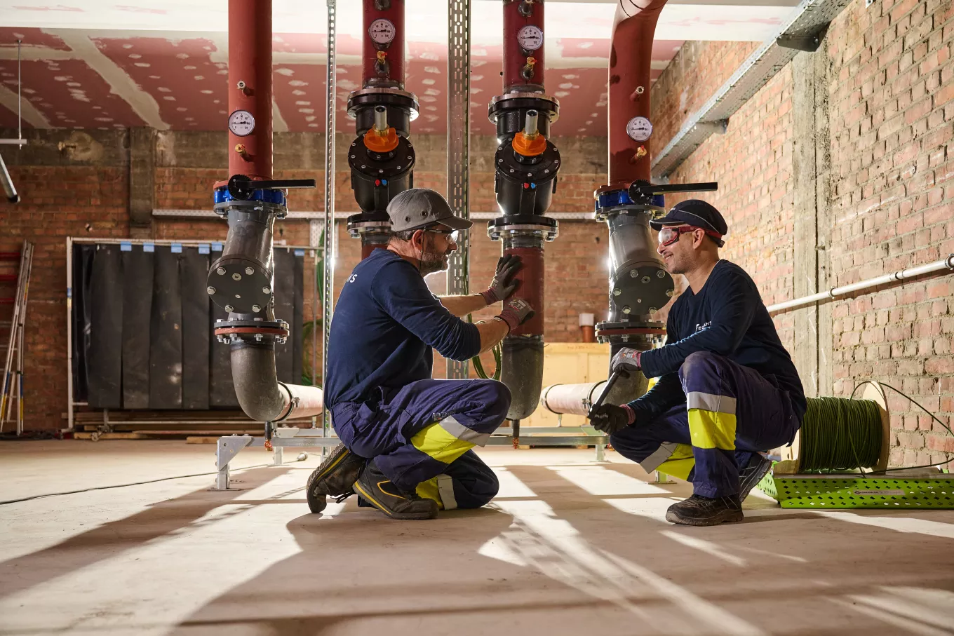 2 ouvriers d'Equans travaillant pour l'éco quartier de Rives Ardentes