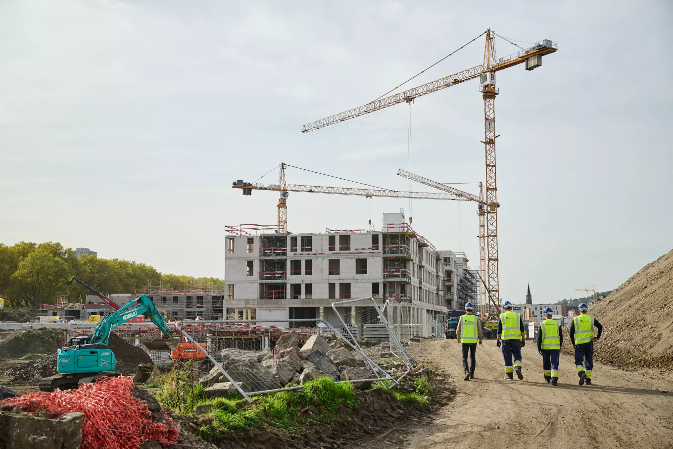 Eco quartier Rives Ardentes avec des collaborateurs d'Equans de dos