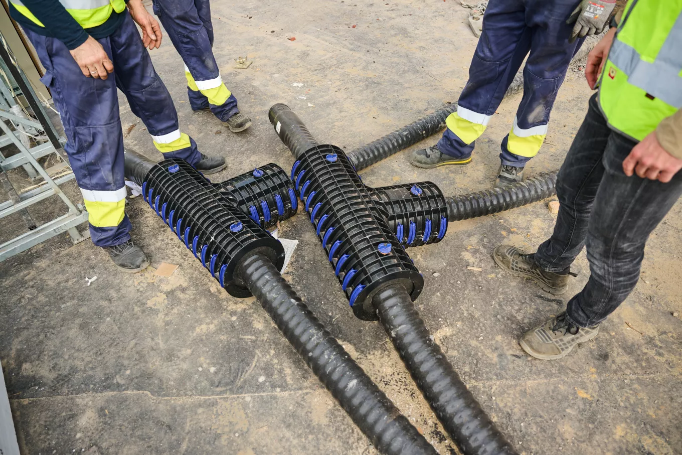tuyaux pour le réseau de chaleur sur le site de Rives Ardentes