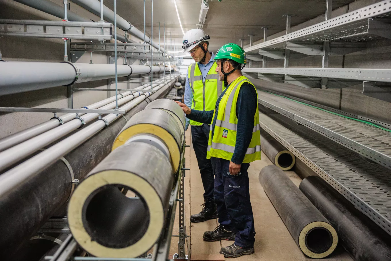 2 collègues Equans dans les caves du chantier Kanal à Bxl