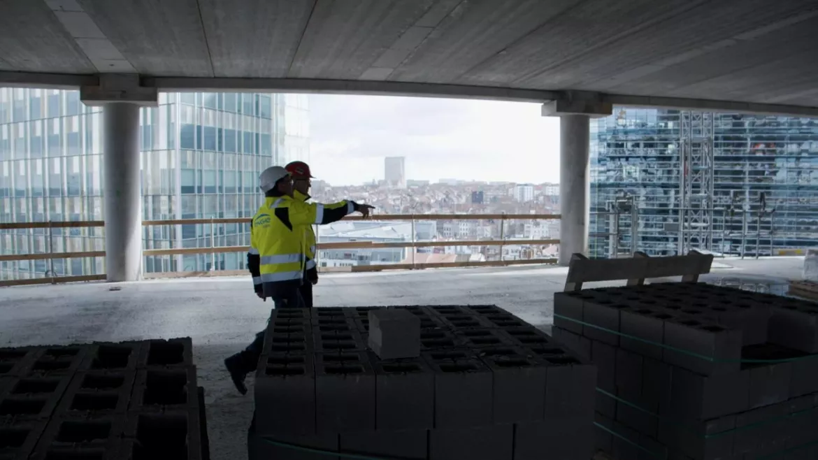 employés equans bâtiment