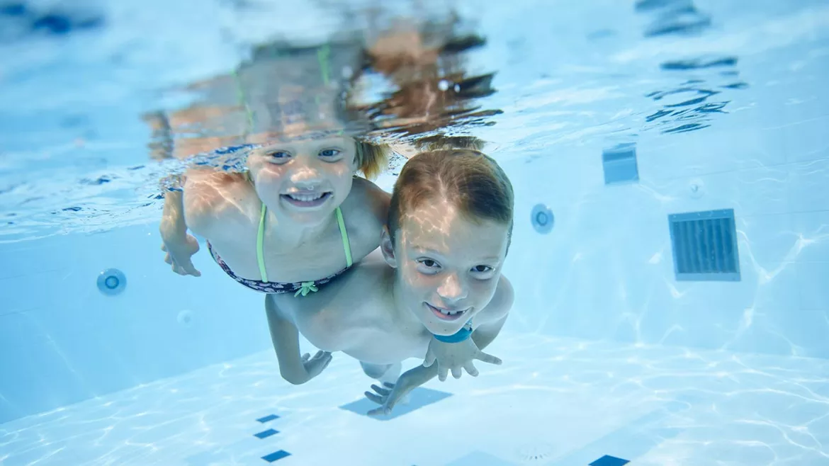 enfants dans piscine