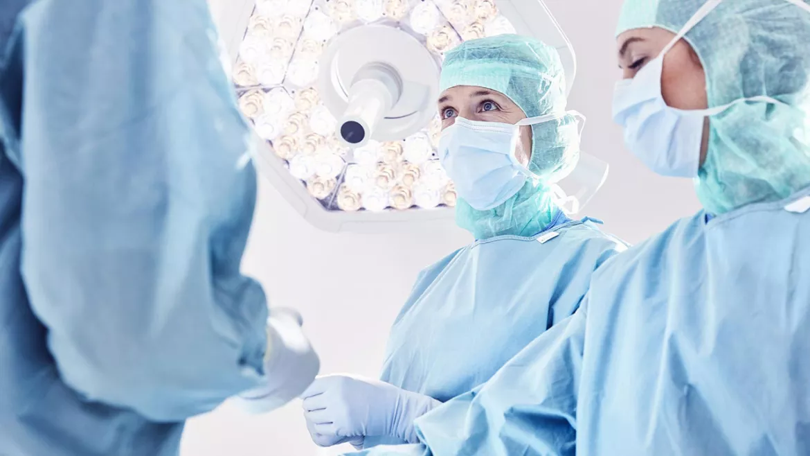 Personnel en blouse dans salle d'opération
