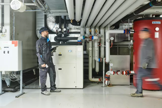 un technicien HVAC regarde sa tablette
