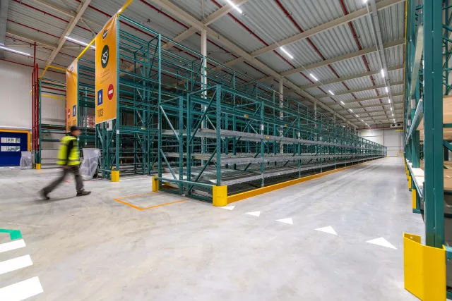 technicien Equans dans le centre de distribution Sligro