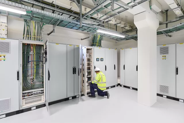Technicien travaillant sur dispositif