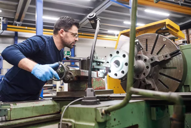 homme travaillant avec outillage