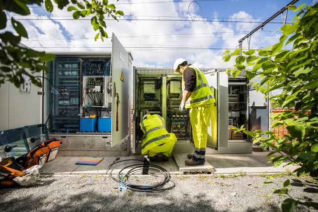 technicien sur armoire électrique