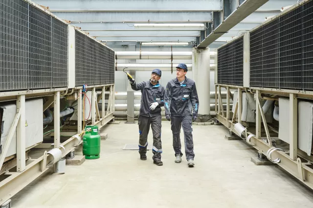 2 techniciens HVAC se promènent dans la tour Belfius