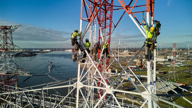 les escaladeurs d'Equans sur le projet Brabo III en plein travail